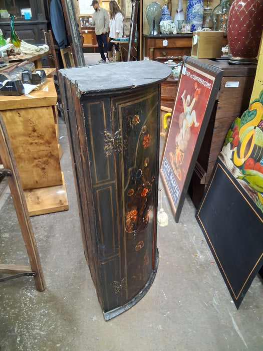 CHINOISERIE CORNER CABINET WITH BIRDS