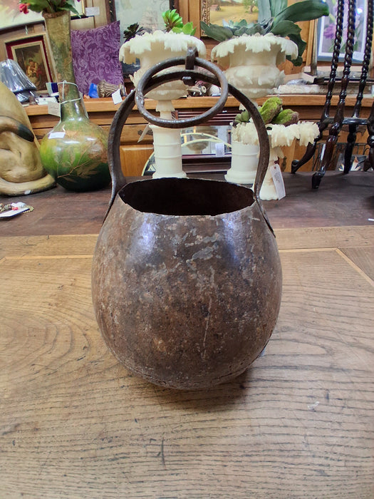 SMALL METAL HANGING POT
