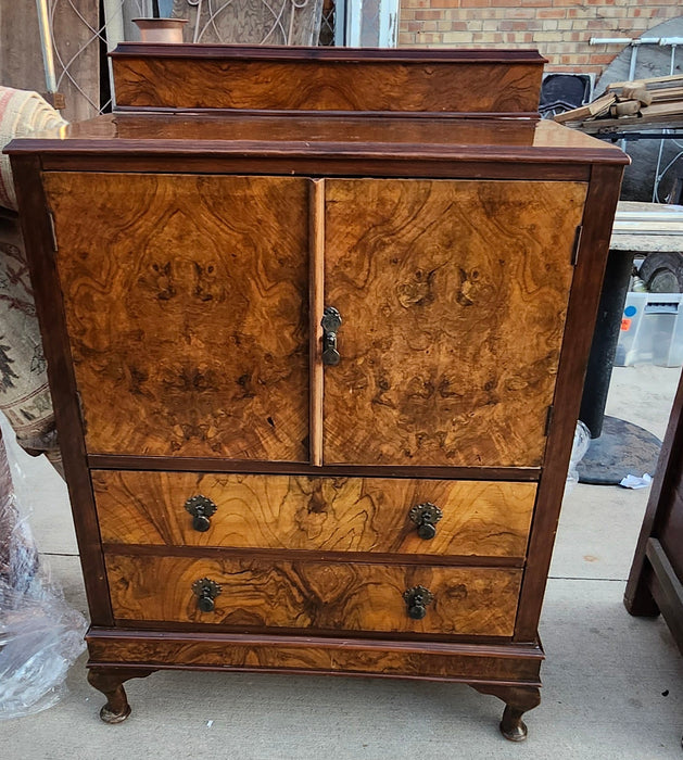 ENGLISH PRESS ON CHEST QUEEN ANNE