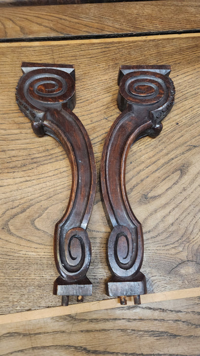 PAIR OF OAK CARVED DECORATIVE SUPPORT BRACKETS