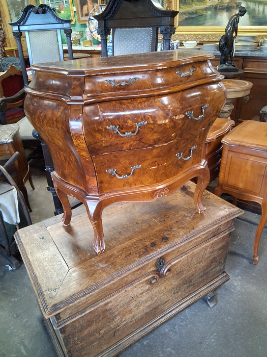 SMALL ITALIAN BOMBE WALNUT CHEST