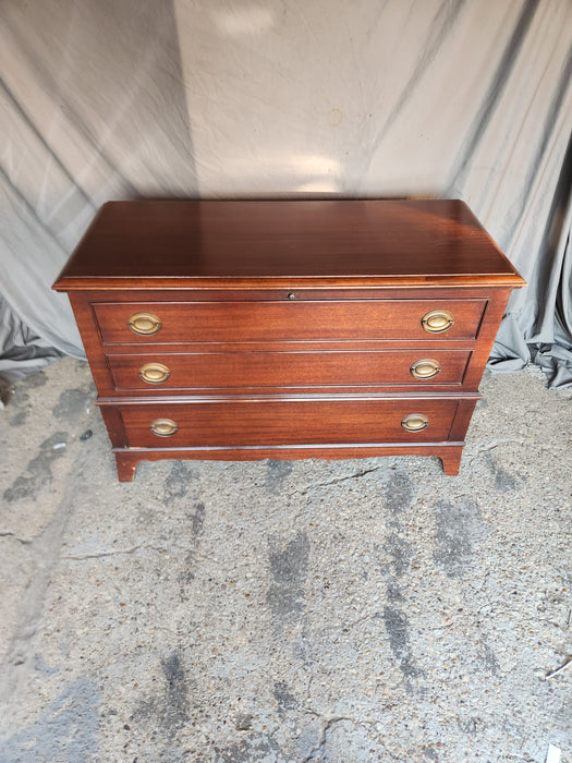 LANE MAHOGANY BLANKET CEDAR CHEST