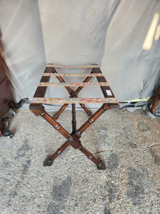 LUGGAGE RACK WITH FLORAL STRAPS