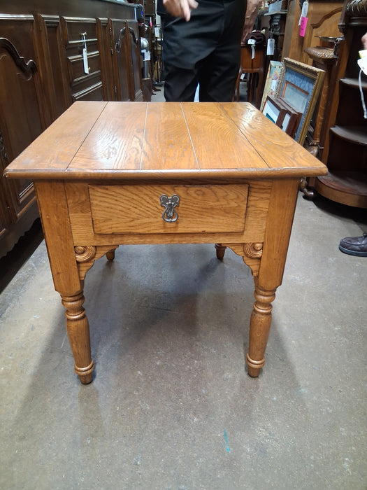 OAK END TABLE WITH DRAWER