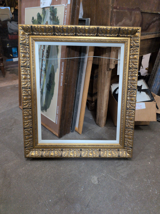 MEDIUM GILT FRAME WITH LINEN LINER