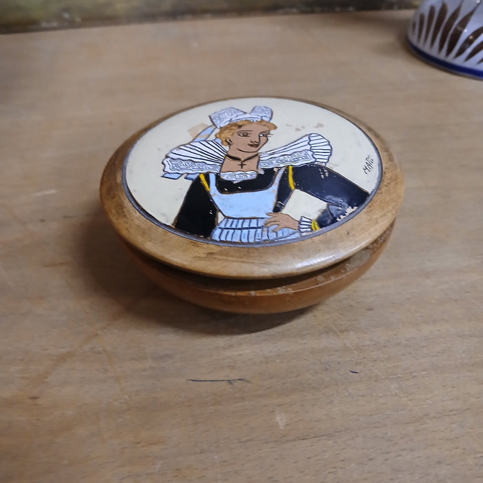 SMALL ROUND BOX WITH PAINTED LADY