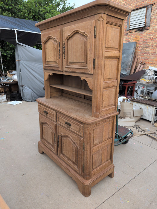 OAK HUTCH WITH BRACKET FEET
