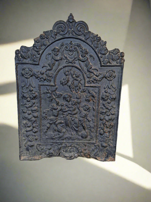 LARGE IRON FIRE BACK WITH RELIEF