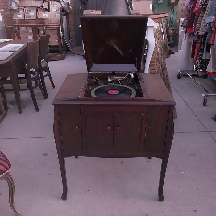 SMALL MAHOGANY RCA VICTROLA