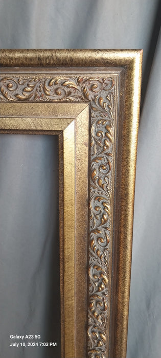 ORNATE MEDIUM DARK GOLD FRAME