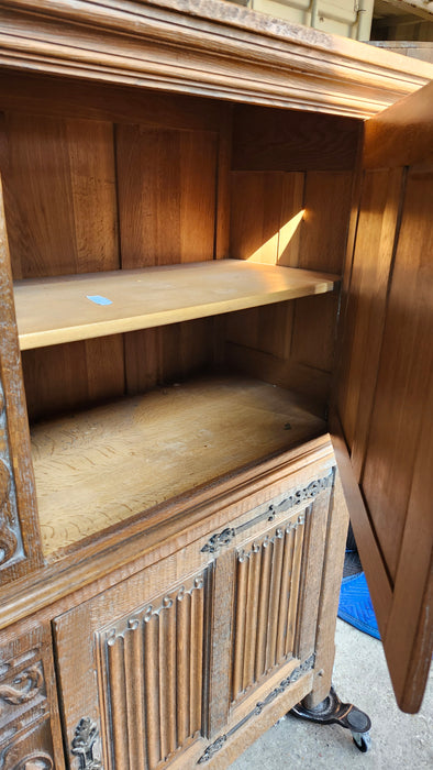 GOTHIC OAK LARGE 4 DOOR CABINET