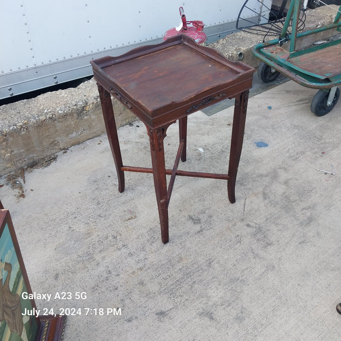 CHIPPENDALE SIDE TABLE WITH STRETCHER