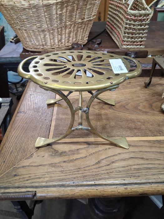 OVAL BRASS KETTLE STAND WITH HANDLES