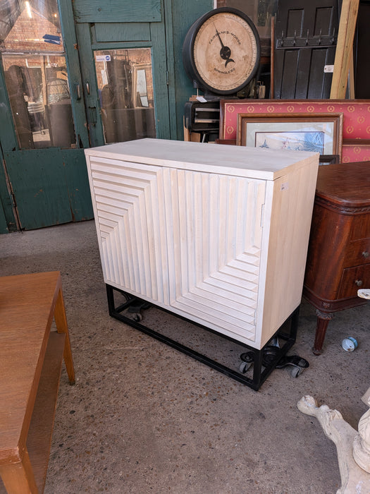 SMALL WHITE MODERN SERVER/CONSOLE