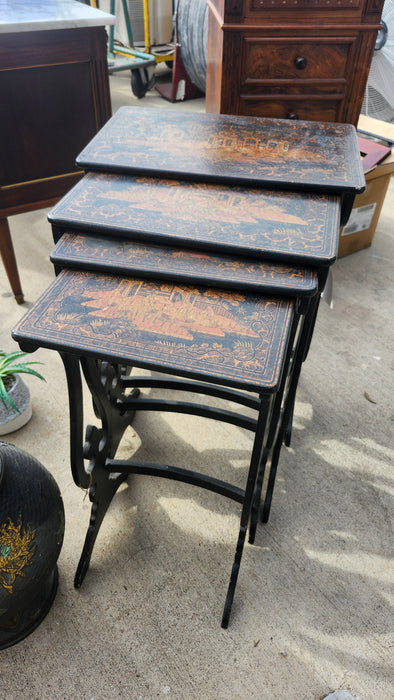 SET OF 4 JAPANOISERIE LAQUER AND GILY NESTING TABLES