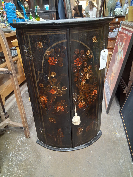 CHINOISERIE CORNER CABINET WITH BIRDS