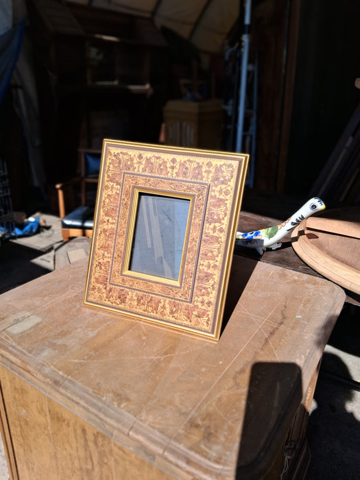 SMALL WATER GILD FRAME