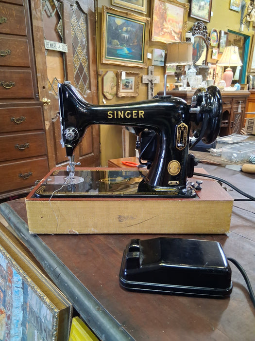 VINTAGE FEATHERWEIGHT SINGER SEWING MACHINE IN CARRY CASE