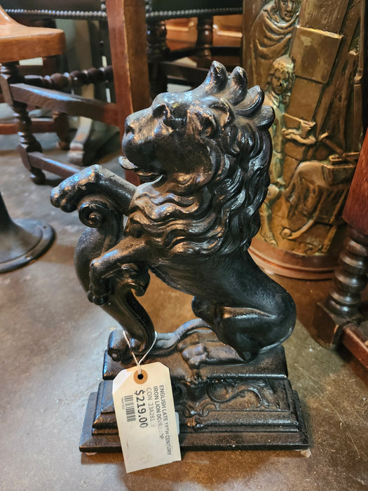 ENGLISH LATE 19TH CENTURY IRON LION DOORSTOP