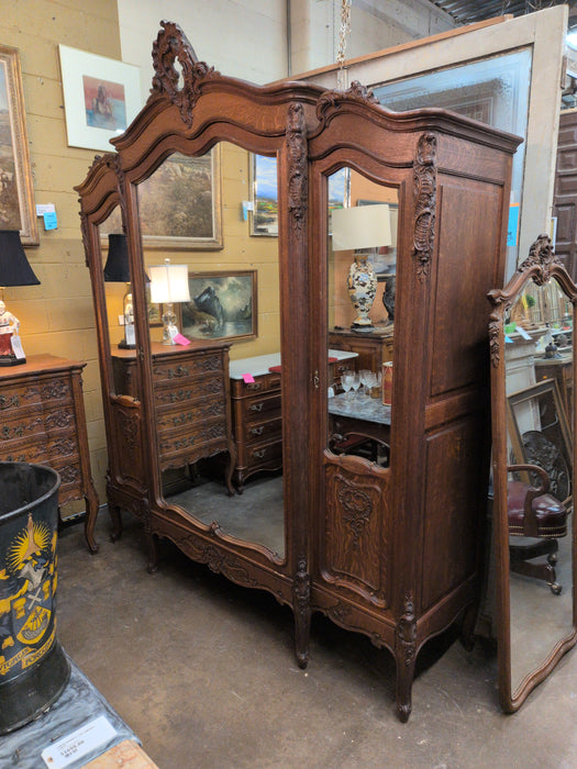 LOUIS XV BEDROOM SET, WITH BED, VANITY, PAIR OF NIGHTSTANDS AND 2 CHAIRS