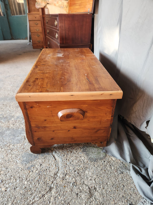 CEDAR BLANKET CHEST