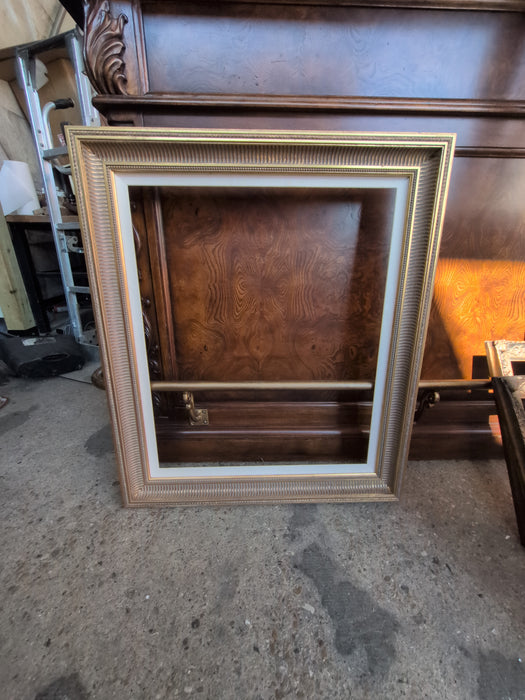 MEDIUM GOLD REEDED FRAME WITH LINEN FILET