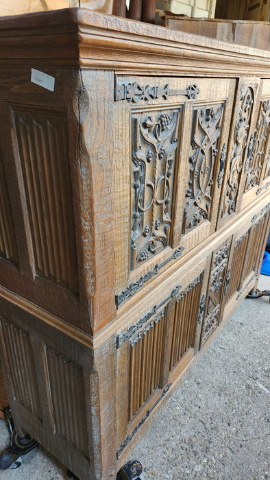 GOTHIC OAK LARGE 4 DOOR CABINET