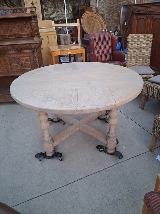 PEGGED ROUND RUSTIC OAK TABLE WITH 2 LEAVES