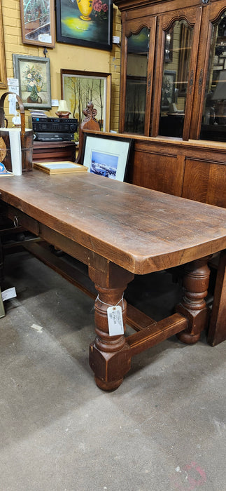 LARGE THICK TOP OAK TABLE WITH TURNRD LEGS