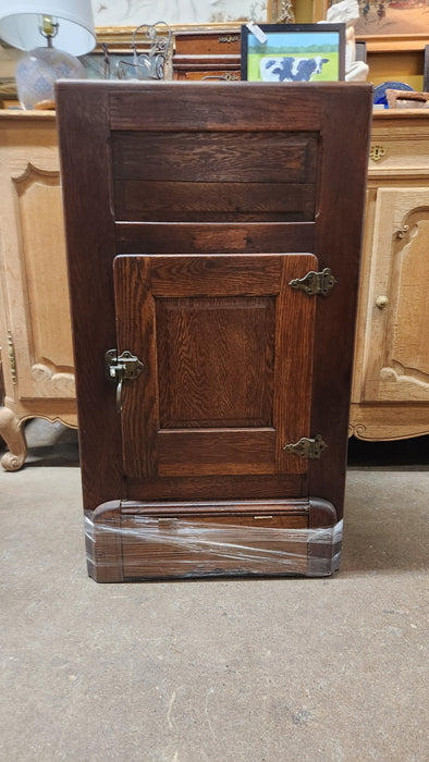 SMALL OAK AMERICAN ICE BOX
