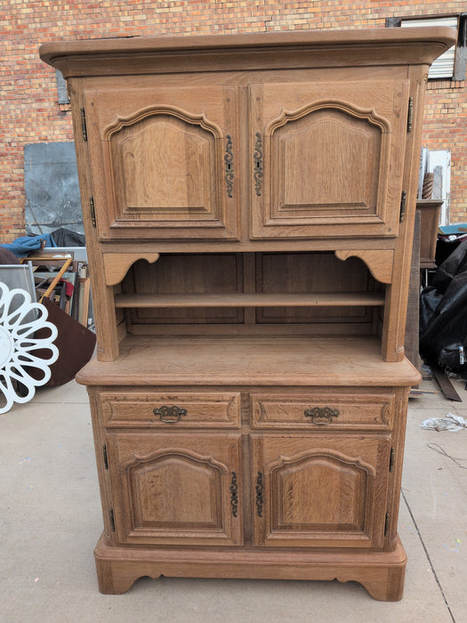 OAK HUTCH WITH BRACKET FEET