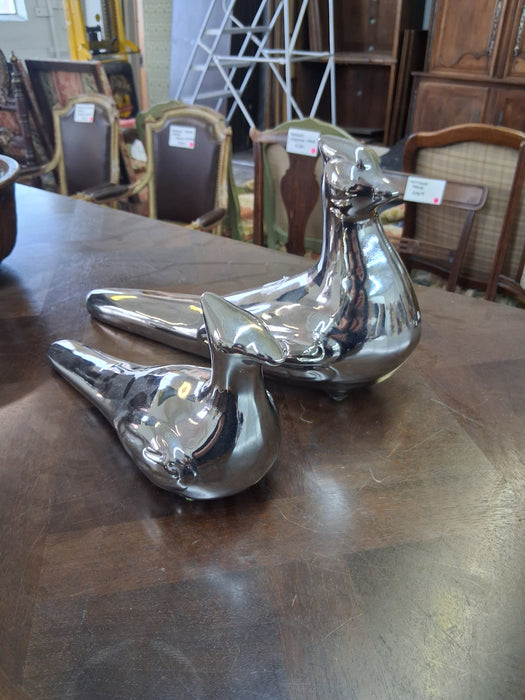 PAIR OF SILVER PORCELAIN POTTERY BIRDS