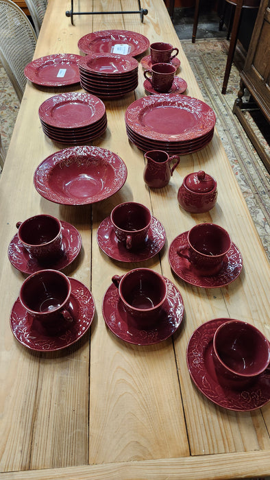 SET OF RED DISHES