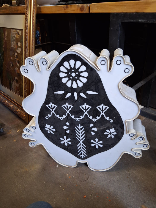 WHITE FROG SHAPED WALL LIGHT