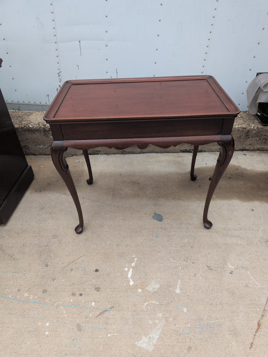 QUEEN ANNE MAHOGANY END TABLE WITH PULLOUT