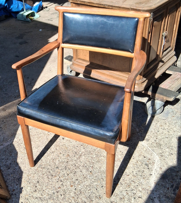 MID CENTURY ARM CHAIR
