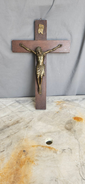 SQUARE OAK WITH BRASS TONE SPELTER CRUCIFIX