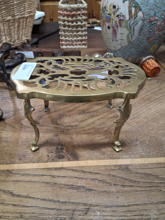 BRASS KETTLE STAND IN TABLE FORM