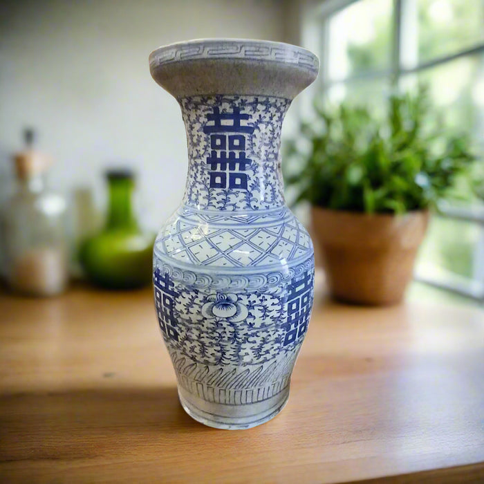 19TH CENTURY BLUE AND WHITE CHINESE VASE
