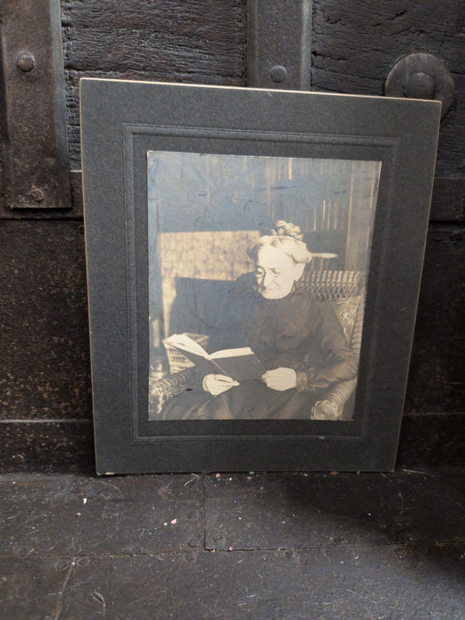 19TH CENTURY PHOTO OF ELDERLY LADY