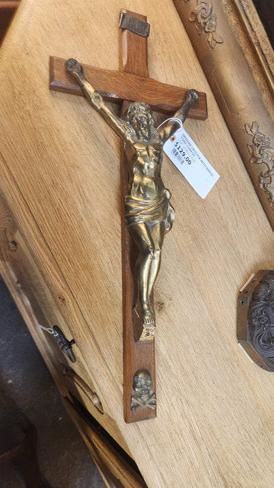 MEDIUM CRUCIFIX WITH BRASS TONE CORPUS