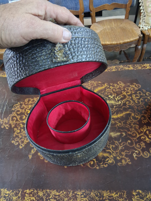 COLLAR BOX WITH FAUX ALLIGATOR COVER