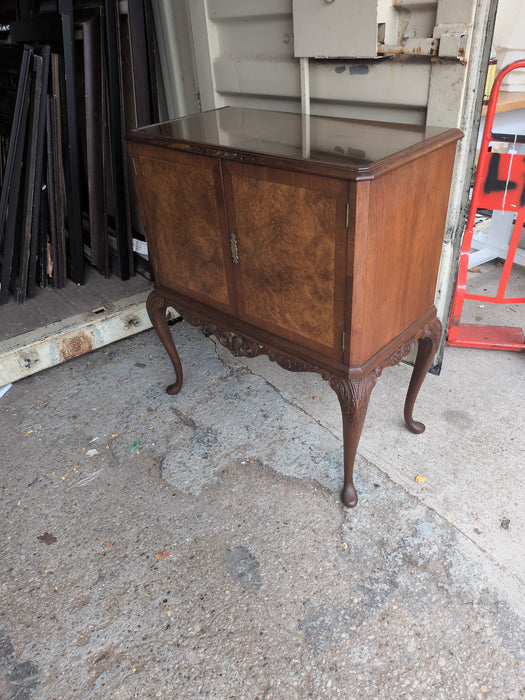 QUEEN ANNE BAR CABINET WITH BURL