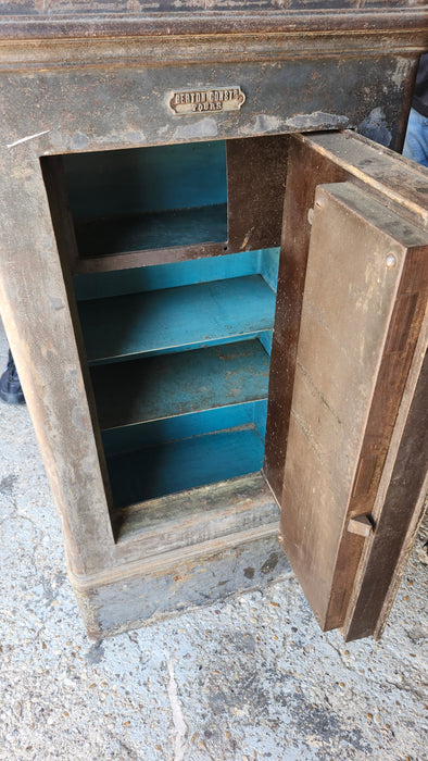 SLENDER STANDUP IRON SAFE