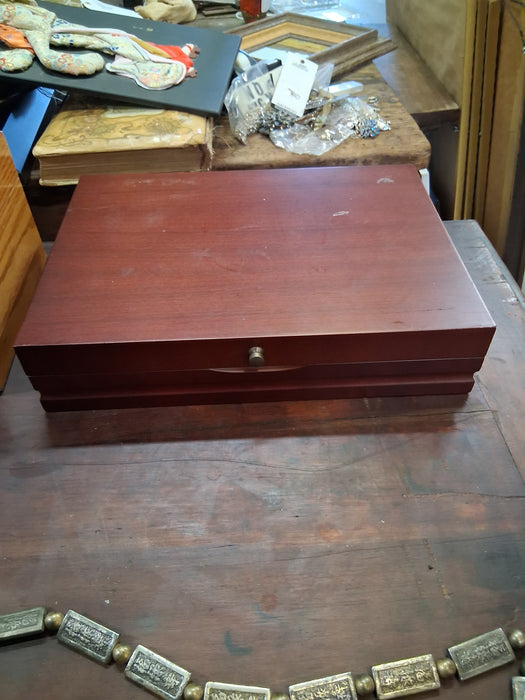 CUTLERY BOX WITH BRASS FLATWARE