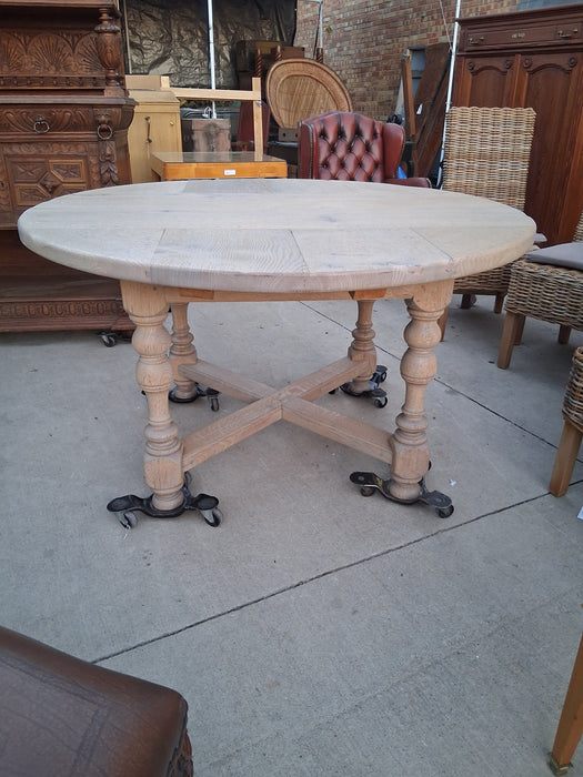 PEGGED ROUND RUSTIC OAK TABLE WITH 2 LEAVES