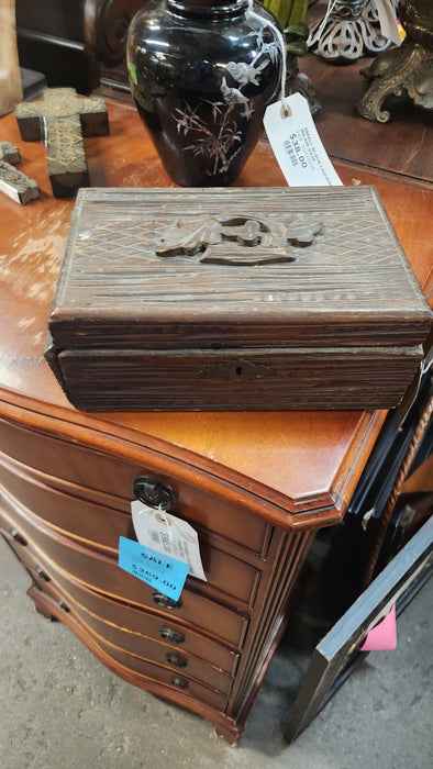 FOLIATE CARVED OAK BOX