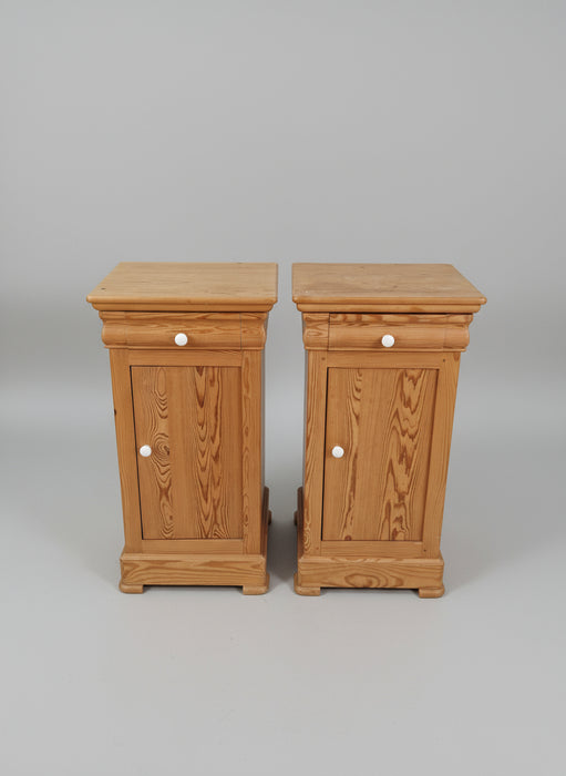 PAIR OF PINE NIGHT STANDS