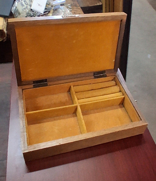 BOX WITH CANED TOP
