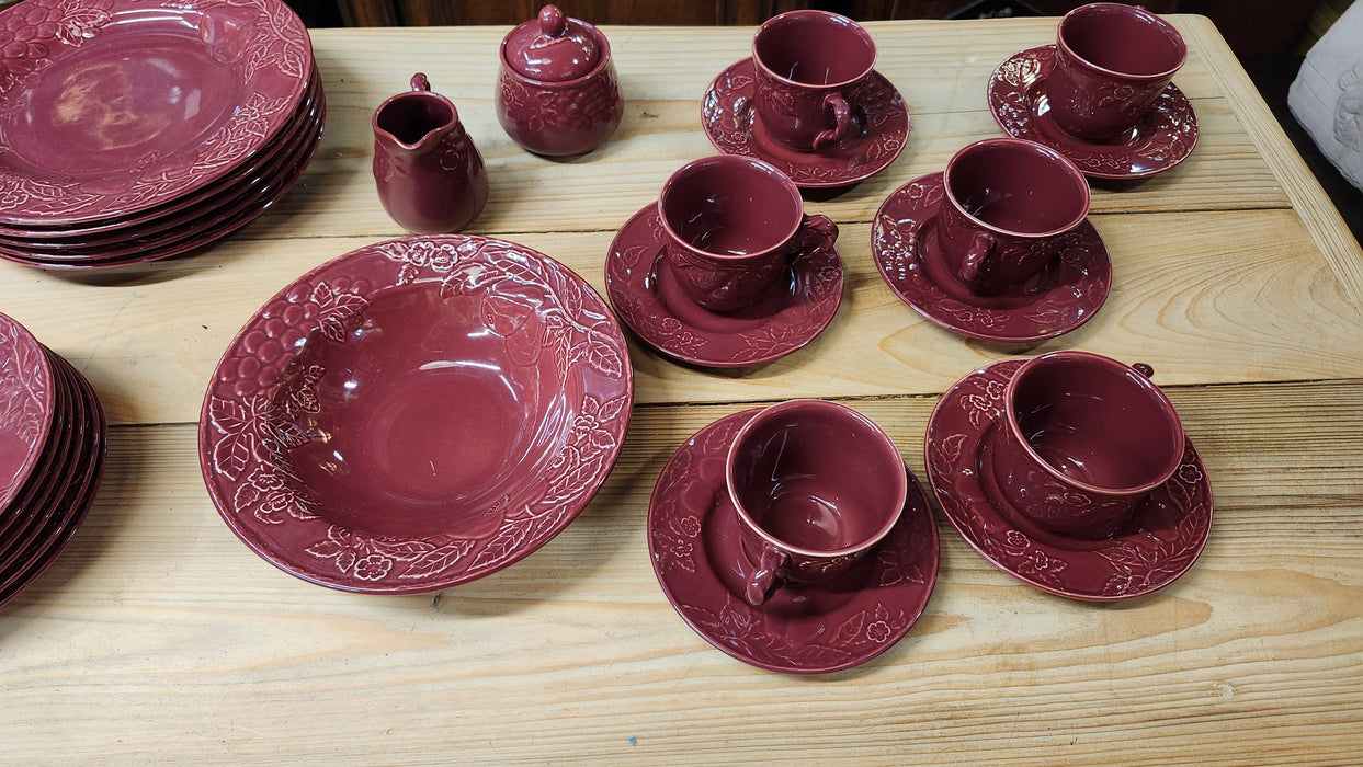 SET OF RED DISHES